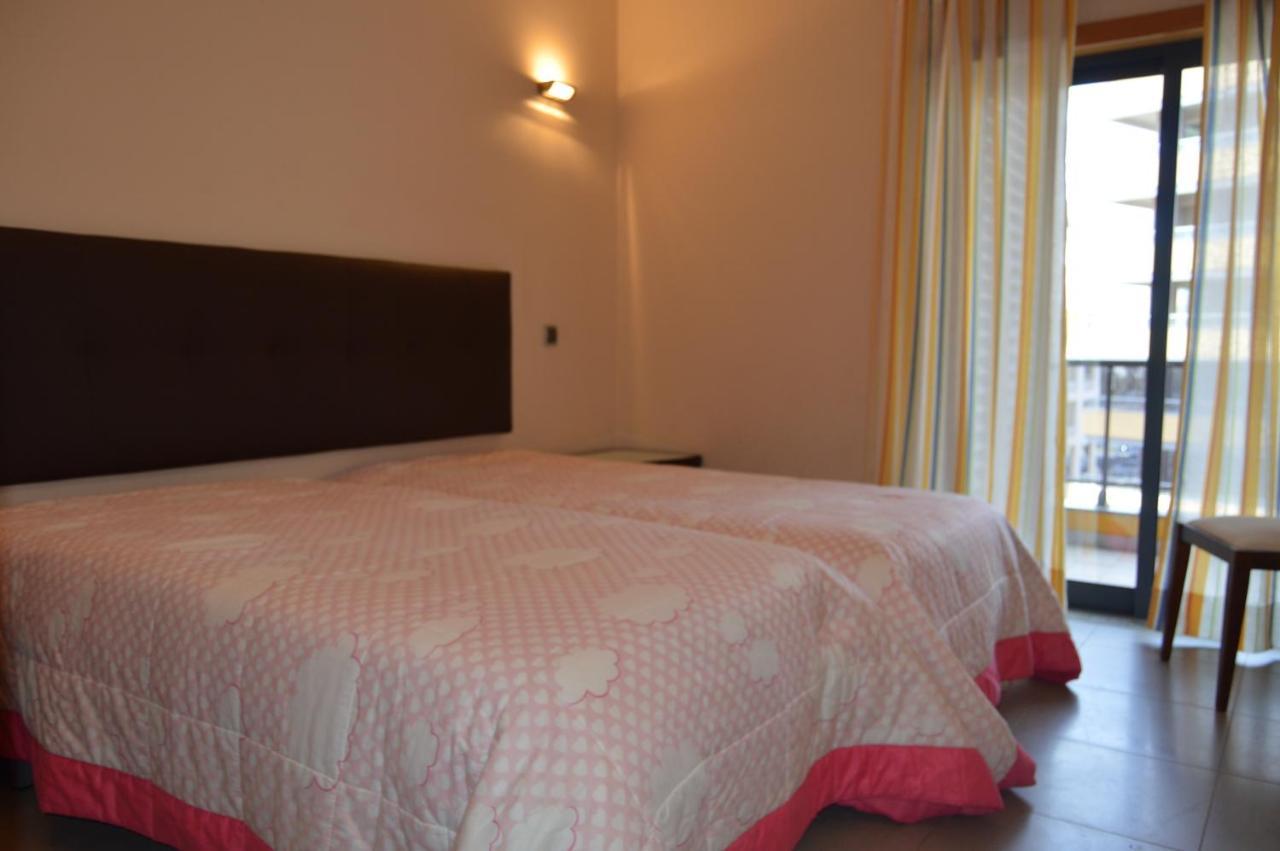 Apartamento frente ao mar com piscina de água salgada Quarteira Esterno foto
