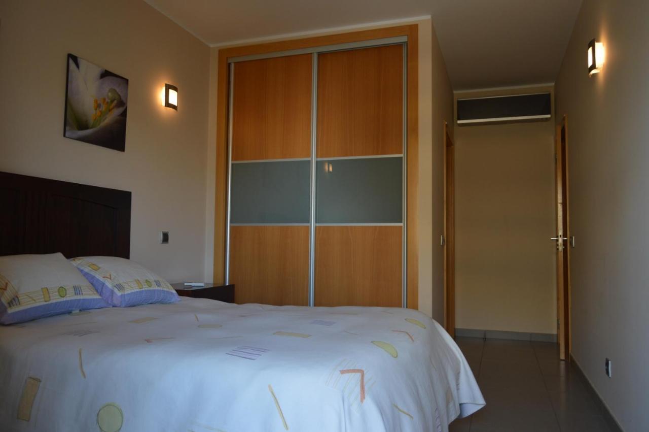 Apartamento frente ao mar com piscina de água salgada Quarteira Esterno foto
