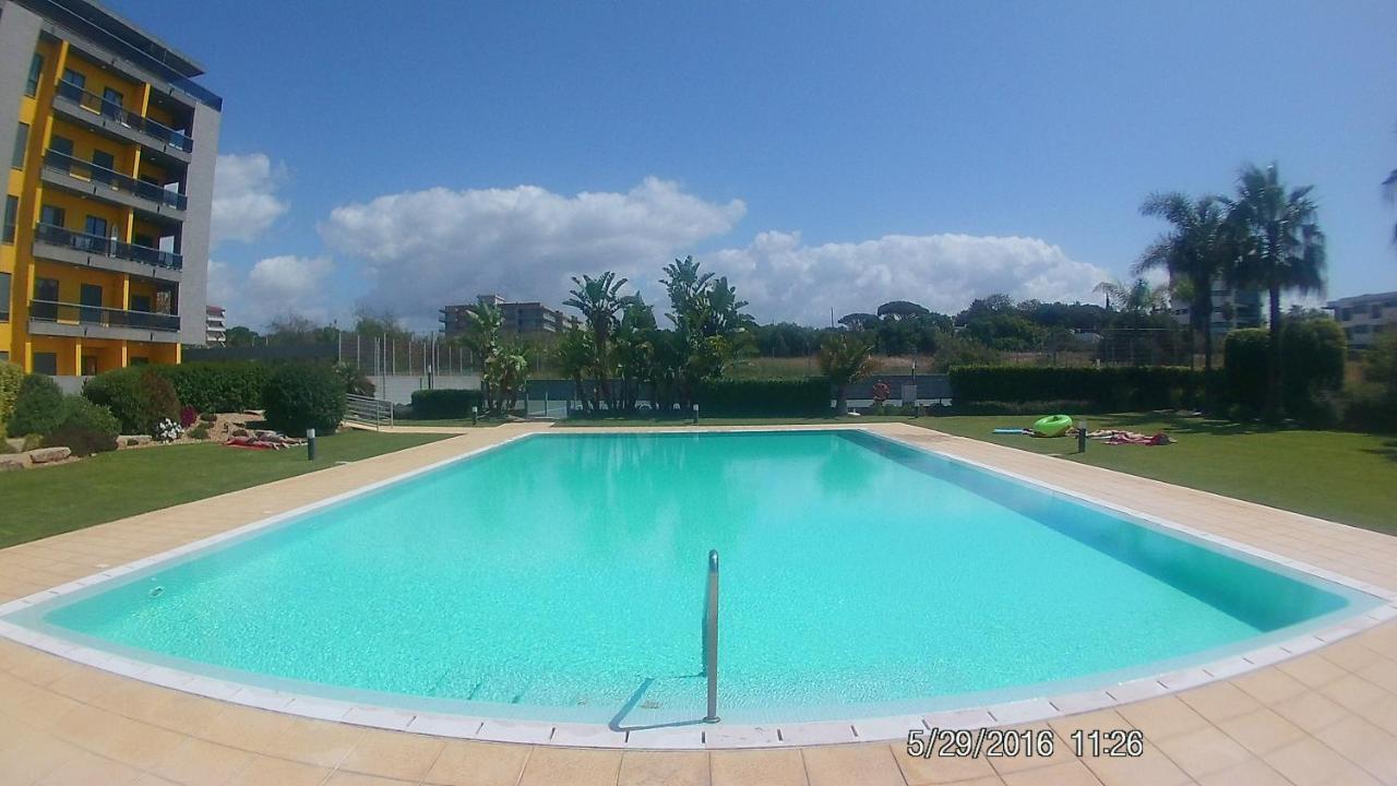 Apartamento frente ao mar com piscina de água salgada Quarteira Esterno foto